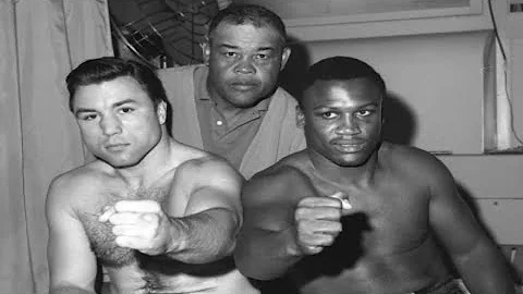 Joe Frazier vs George Chuvalo - Highlights (Classi...