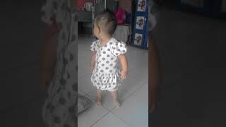 bayi lucu belajar berjalan.  #qanisha umur 1 thn