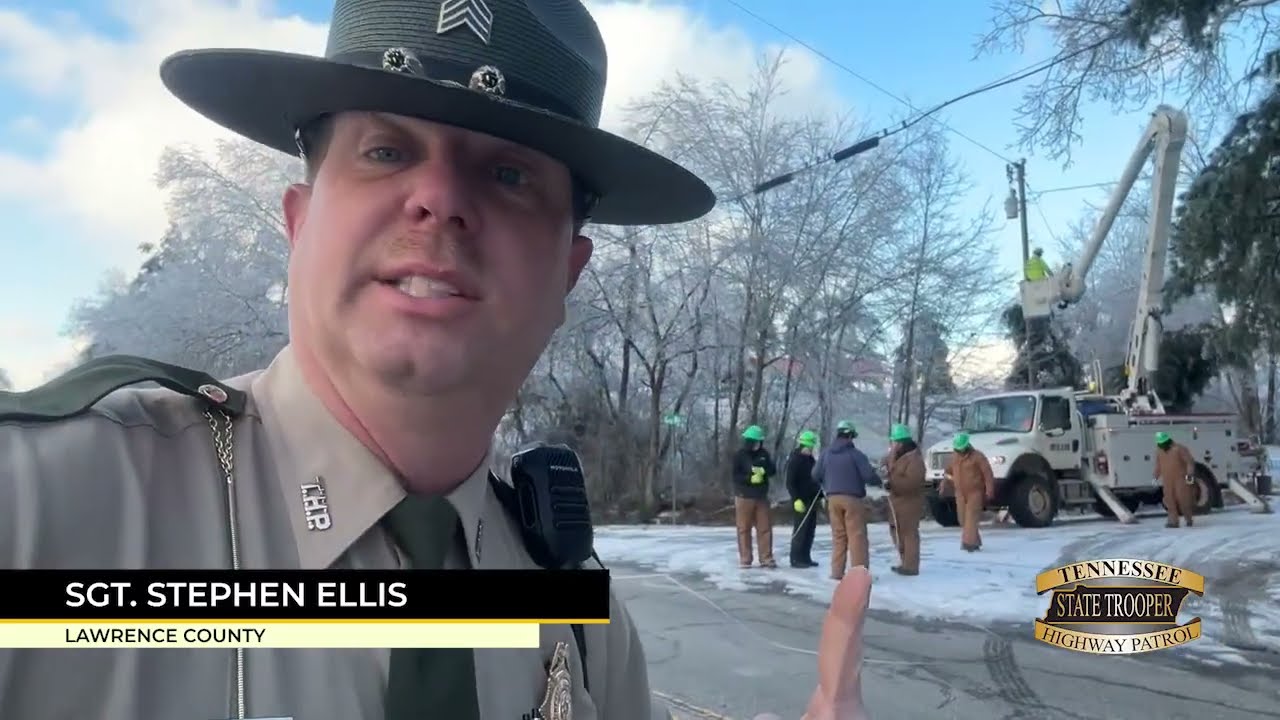 Сержант Стивен Эллис делится советами по технике безопасности во время работ коммунальных служб и...