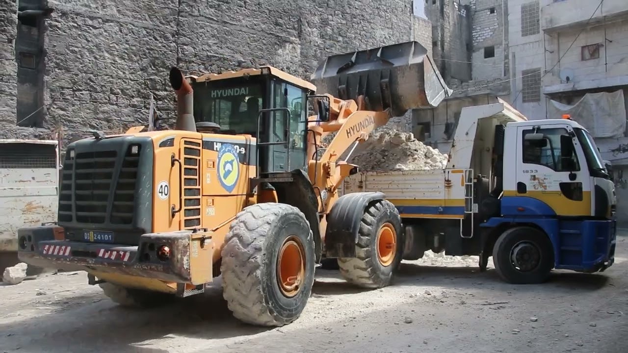 ضمن مشروع إزالة الأنقاض في حلب استمرار العمل في أحياء الشعار قاضي عسكر وكرم حومد بحلب