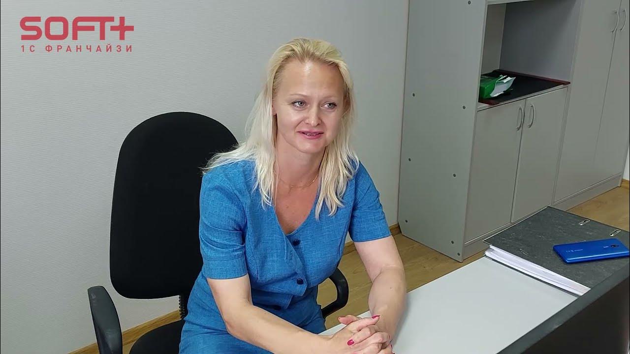 главный бухгалтер плюс. главный бухгалтер плюс. калькулятор в руке. главный бухгалтер плюс. радостный бухгалтер.