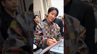 Jhope In Paris Signing Autographs And Fans Cheering For Him