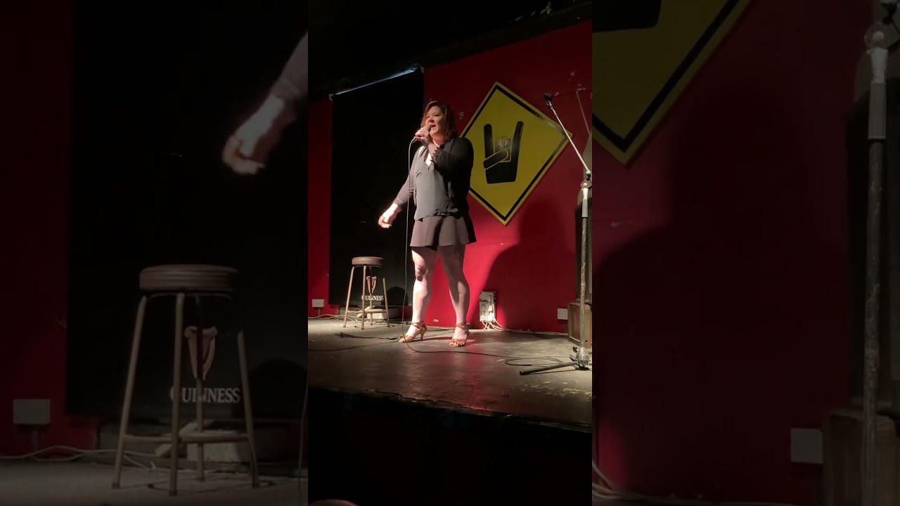 Esther lucioli stand up Crue comedy club  2023