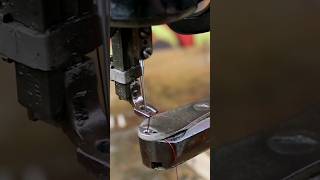 Fitting the Bobbin Case on a Singer Cobbler 29k Sewing Machine