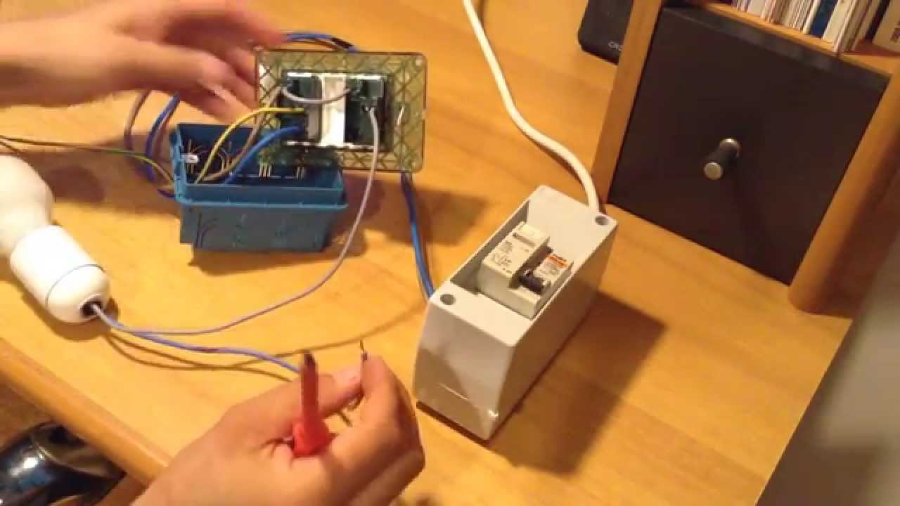 Come collegare una lampada allinterruttore derivandolo da una presa ... Collegamento interruttore luce e presa