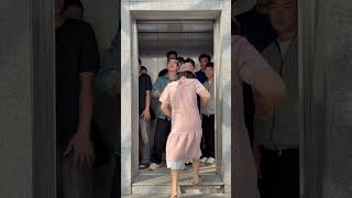 CD - A high-IQ response in a crowded elevator [CONDA NGUYEN] #condanguyen #kindness #help #respect