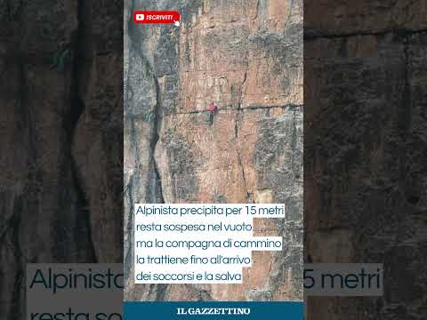 Video Alpinista precipita, resta sospesa nel vuoto ma la compagna di cammino la trattiene e la salva