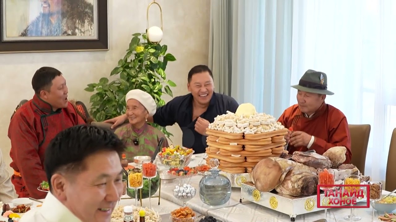 Танайд хоноё Жүжигчин Б.Амарсайхан түүний ээж Гармаа гуайн сар шинийн битүүлэг дээр зочиллоо