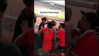 Naik pagar dan acung jari fack you, Suporter Kampungan digebuk rame² saat laga Thailand vs Indonesia screenshot 4