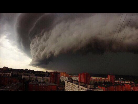 Ураган уносит машины