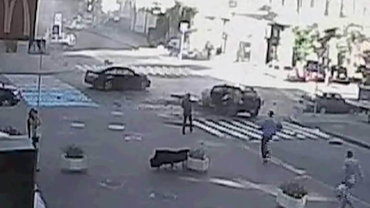Сзади взрыв машины
