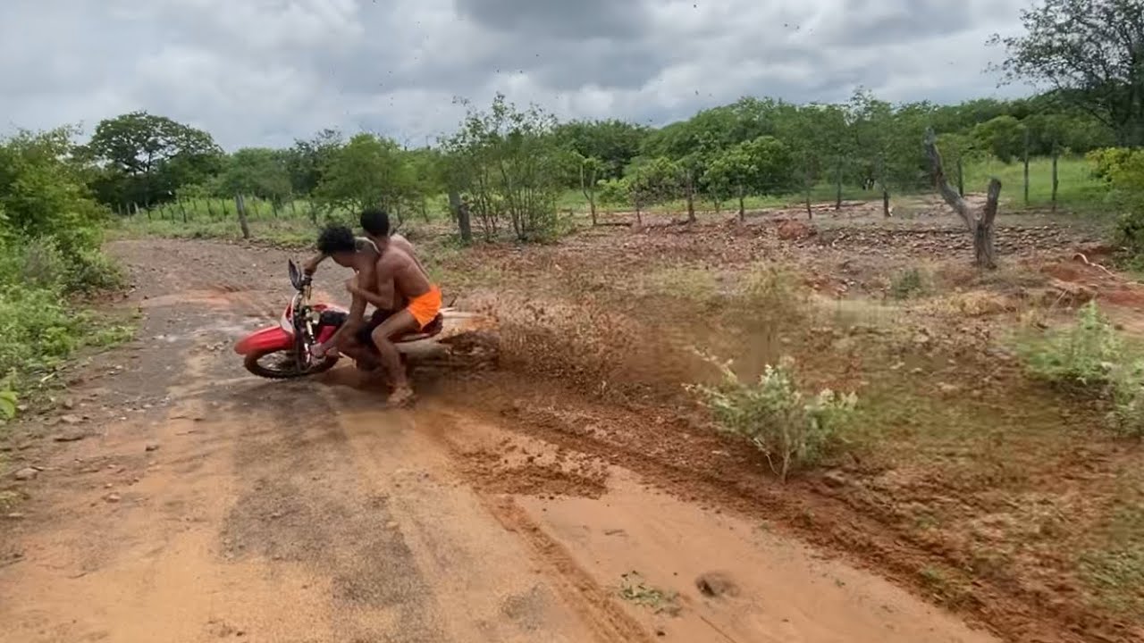 BRUTlNH0 LEVA QUEDA FElA EM MOTO CROSS NA TRILHA PESADA