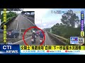 【每日必看】尷尬...洋蔥車太高"卡橋底" 女騎士"鬼鑽"猛撞護欄@中天新聞 20220406