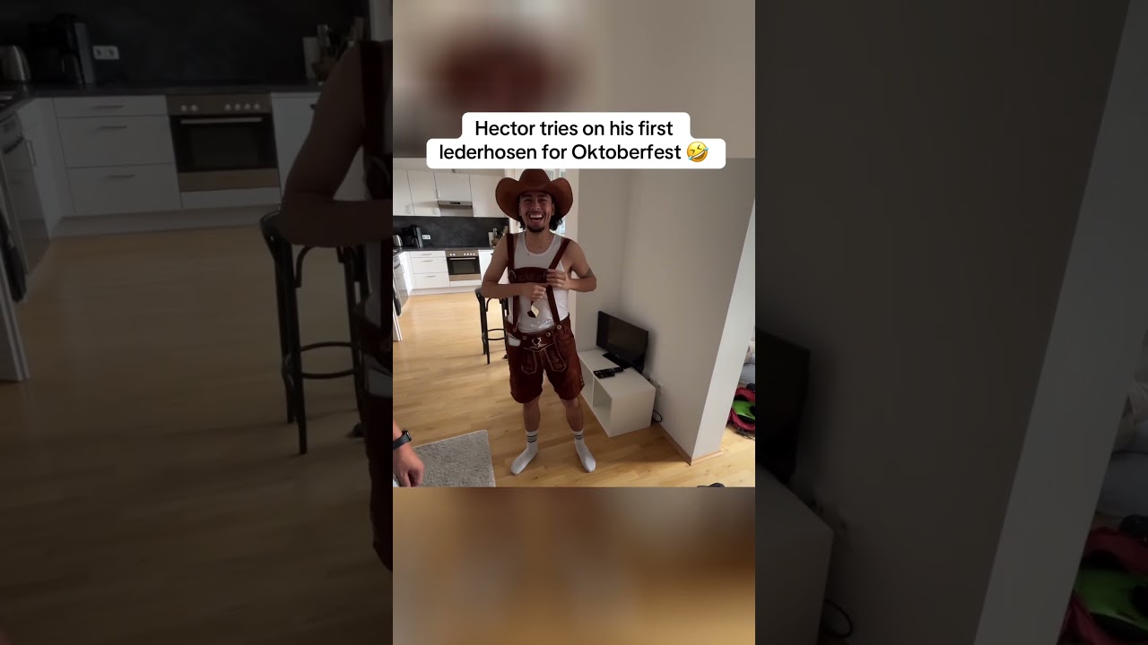 Гектор примеряет свои первые ледерхозен на Октоберфест 🤣