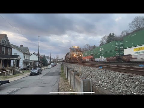 Ns 60 mph intermodal train meet with a pair of nice horns! Ns 60 mph intermodal train meet with a pair of nice horns!