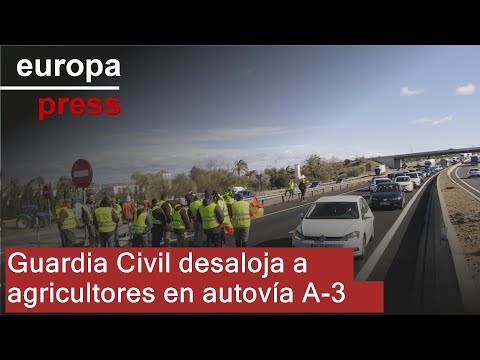 La Guardia Civil desaloja dos veces a un grupo de agricultores tras cortar la A-3 en Valencia