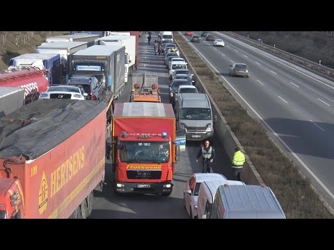 GW-L 2 Fw Kerpen + FuStKW Autobahnpolizei Köln werden trotz Rettungsgasse blockiert