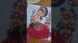 Boneca vestido em linha de poliproleno na cor vermelho e preta #croche #artesanato #empreendedorismo