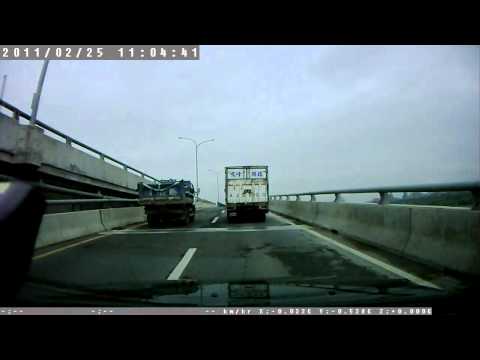 不打方向燈變換車道的貨車