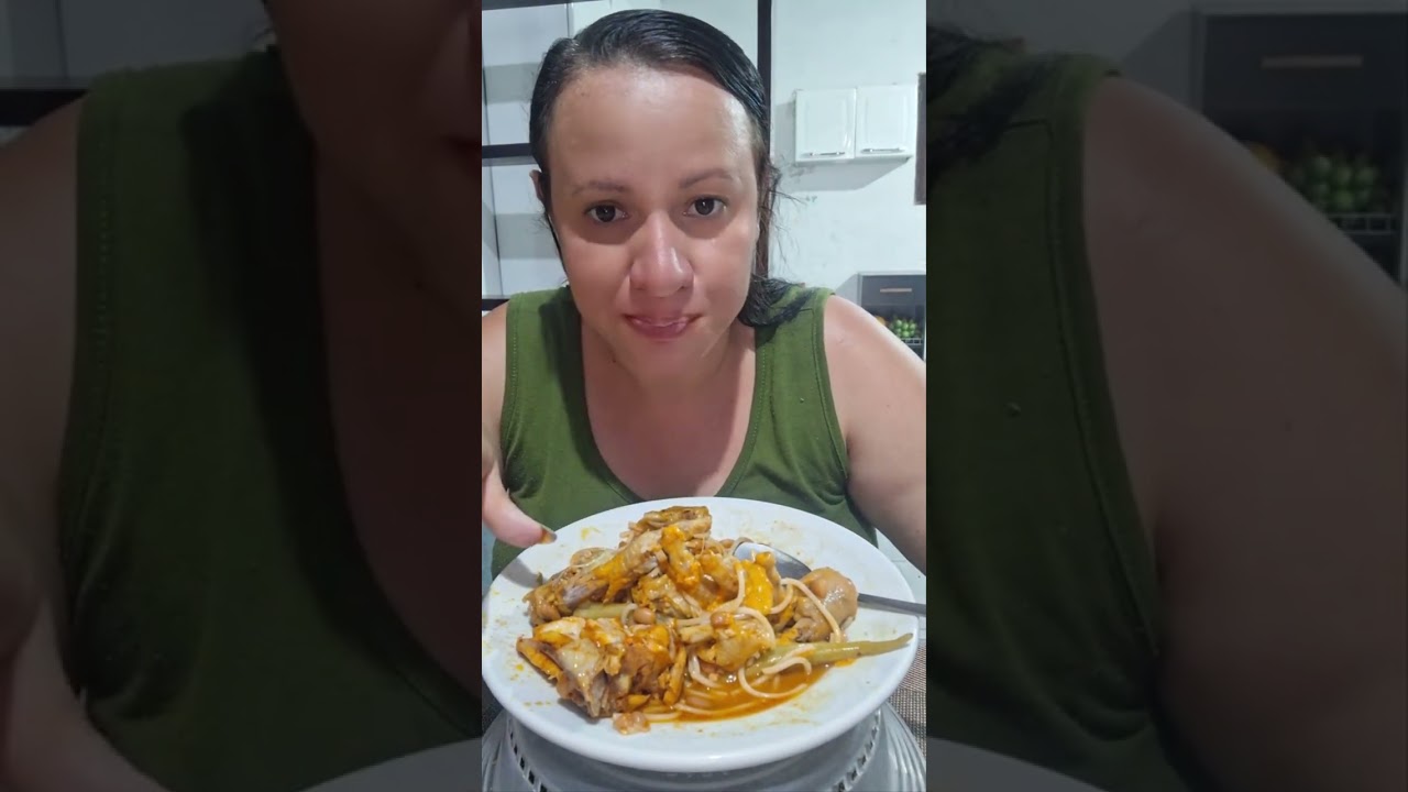 Macarrão com quiabo e pé de galinha