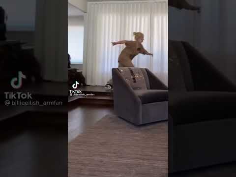 ستوري بيلي ايليش الجديد تلعب معا كلبها