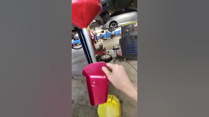 No Mess Oil Change 🤌👀 Work Smart Not Harder #SHORTS #TEVideos #honda #hondapilot #oilchange