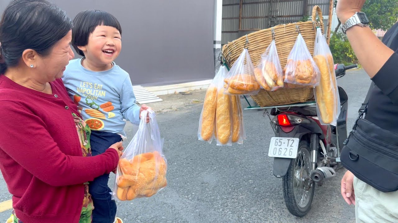 |926| Về việt nam 3 Na được ổ bánh mì cua ăn sáng mà cười hoài