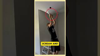 Een man hangt aan het plafond, maar het wordt op wonderbaarlijke wijze weer stevig! 😱