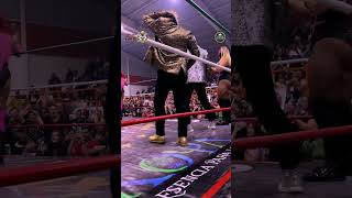 Pimpinela besando al presentador de Cortázar, Gto. #luchalibre