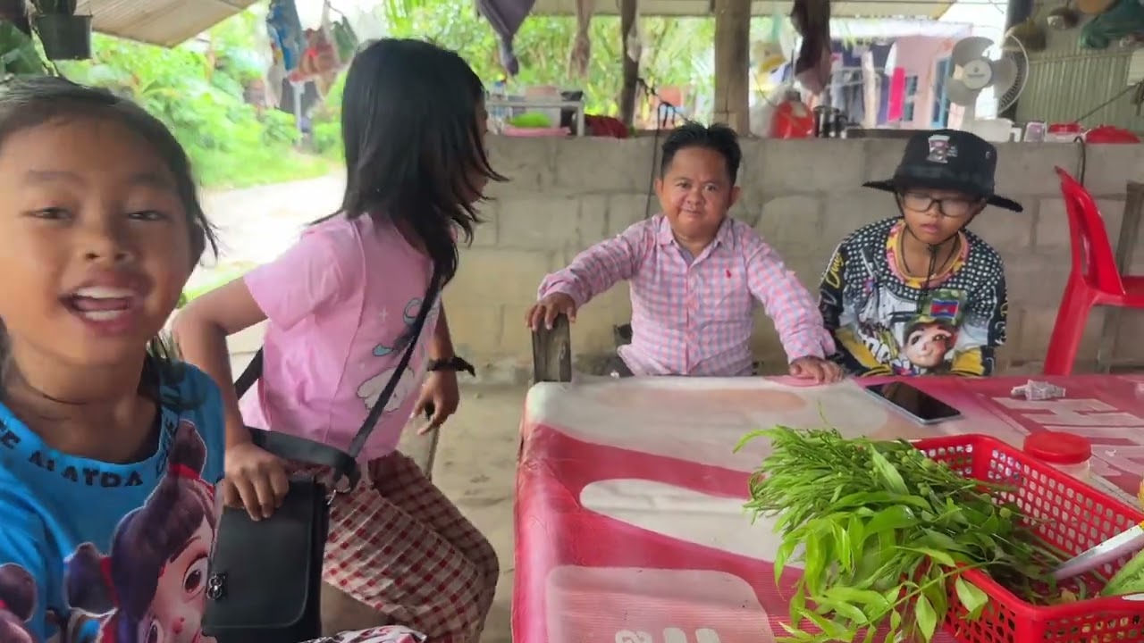 នាយក្រិននាំកូនទៅហូបនំបញ្ចុកនៅក្បែផ្ទះ