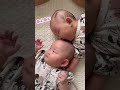 【三つ子】次女のひのちゃんが三女のあみちゃんの頭をちゅぱちゅぱ❣️