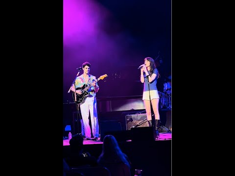 Lizzy McAlpine and Darren Criss perform A Little Bit of Everything by Dawes