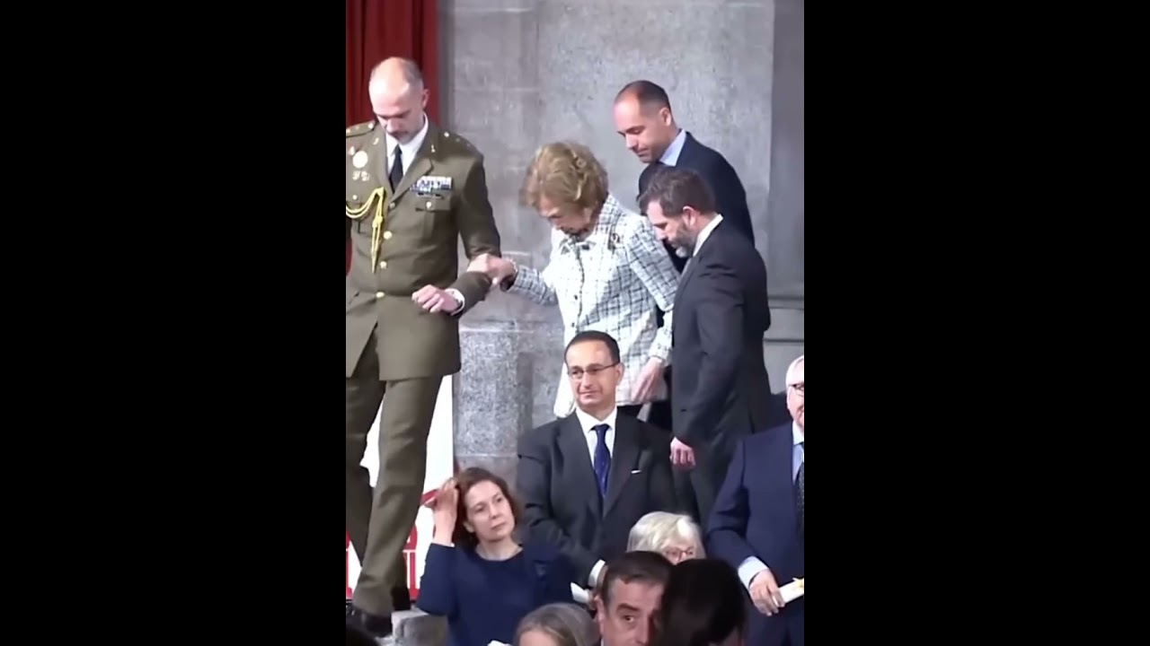 Felipe le concede el Toisón de Oro a su madre la reina Sofía. 