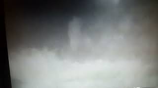 ¿Fantasma entre las nubes? Silueta humana camina entre las nubes.