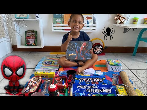 mostrando meu material escolar do homem aranha