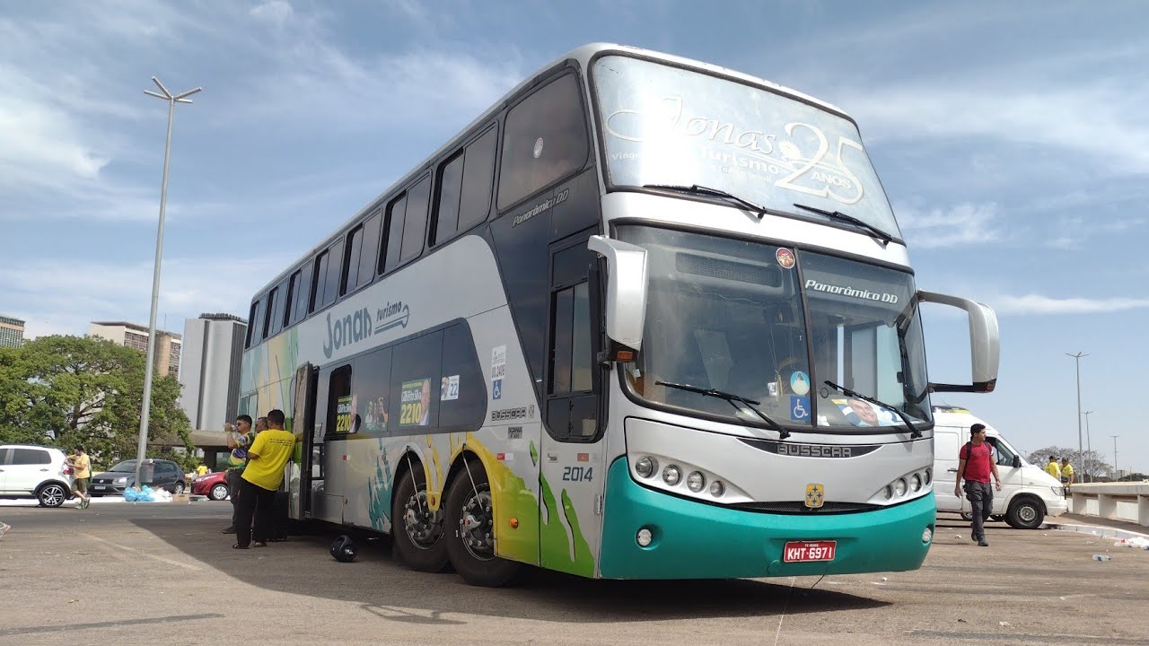 Busscar Panorâmico DD SCANIA K420 Jonas Turismo 2014 /embarcando  passageiros em Brasília DF
