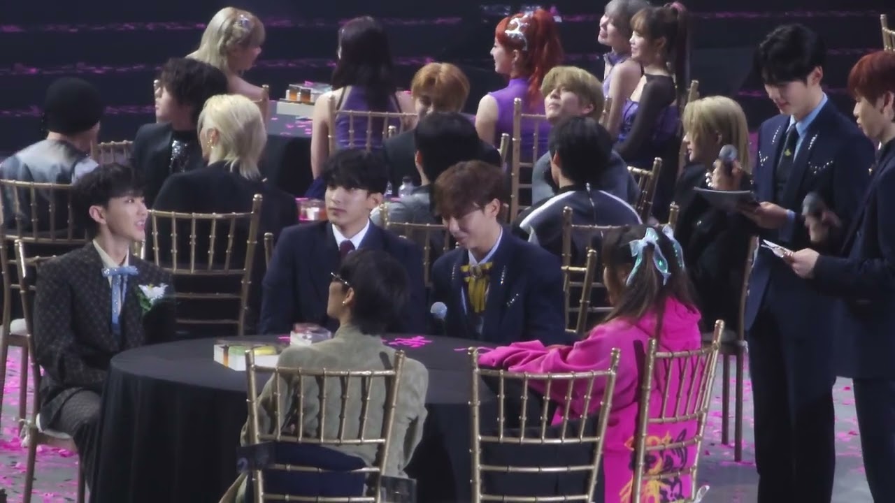 Stray Kids and Seventeen BSS Interview on AAA Asia Artists Awards 2023 [121423 - Fancam]