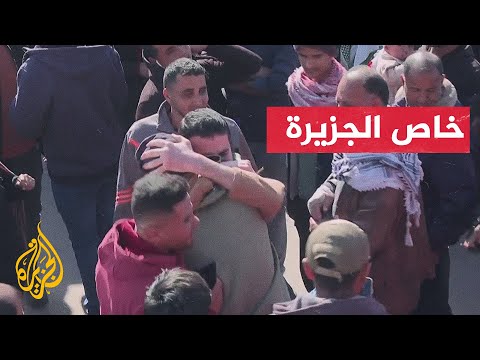 مشاهد توثق لحظة التقاء أسير بأقاربه بعد الإفراج عنه من سجون الاحتلال