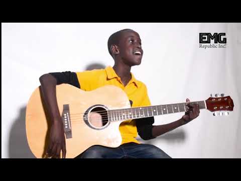 mtoto-gideon-akionyesha-kipaji-chake-kingine-cha-kupiga-guitar-huku-akiimba.