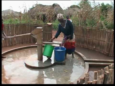 Brunnen bauen gegen die Wassernot - YouTube