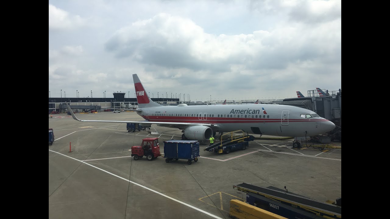 Flying American Airlines Boeing 737-800 N915NN "TWA Retrojet" on Flight AA1049 (EWR to ORD) 8/12/19