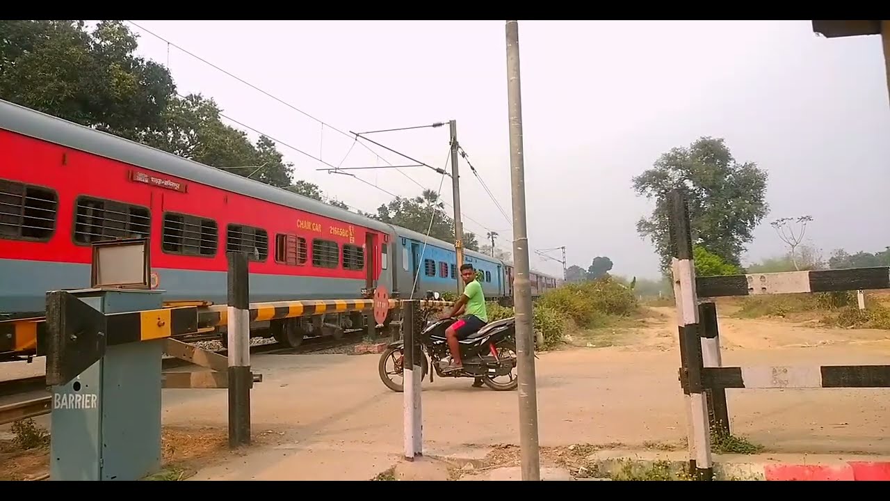 160kmph Indian locomotive modern electric engine WAP5 CARRYING KULIK EXPRESS