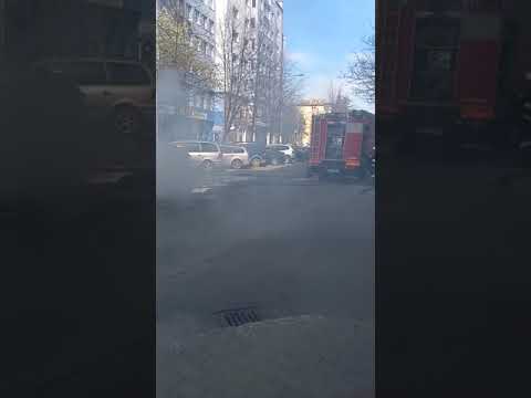 Incendiu izbucnit la un autoturism, în Bistrița! Flăcările s-au extins la alte două autovehicule