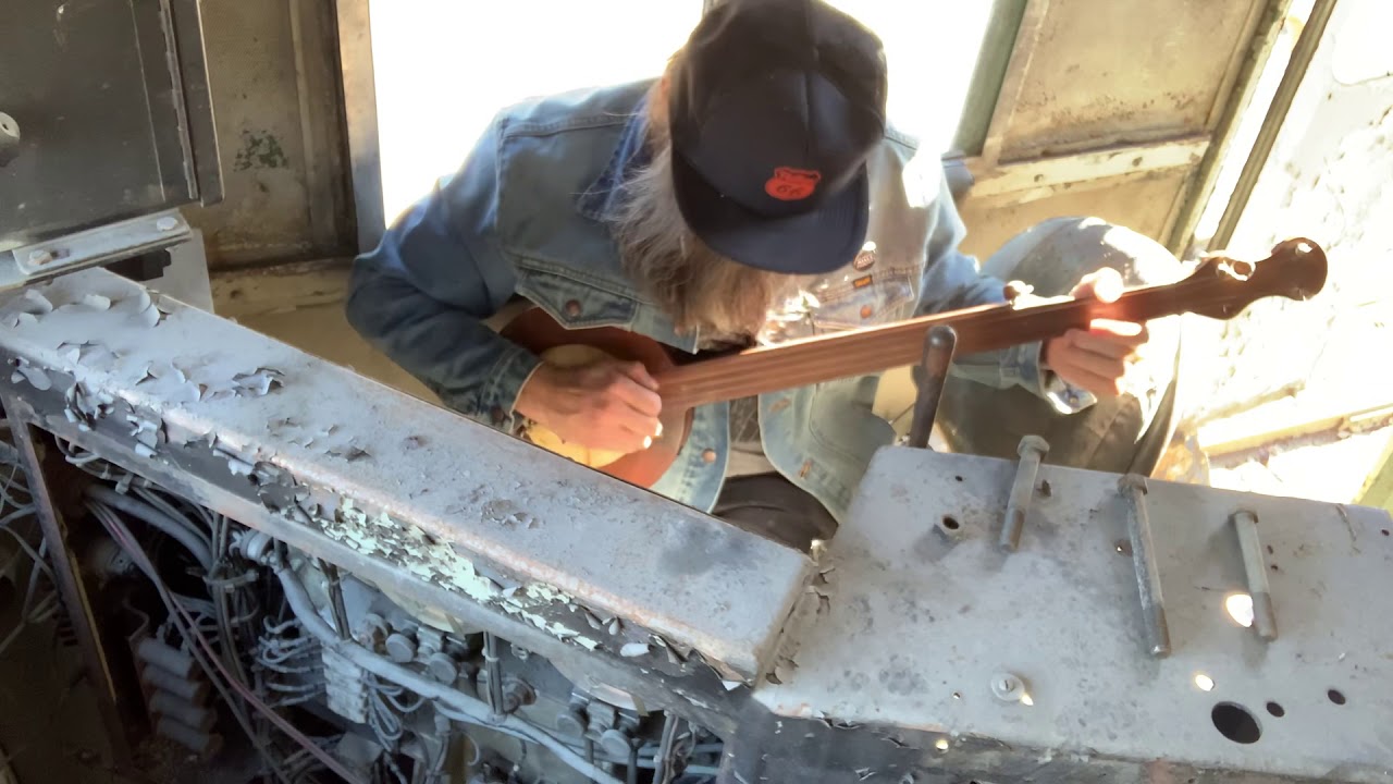 fretless mountain banjo in a train 
