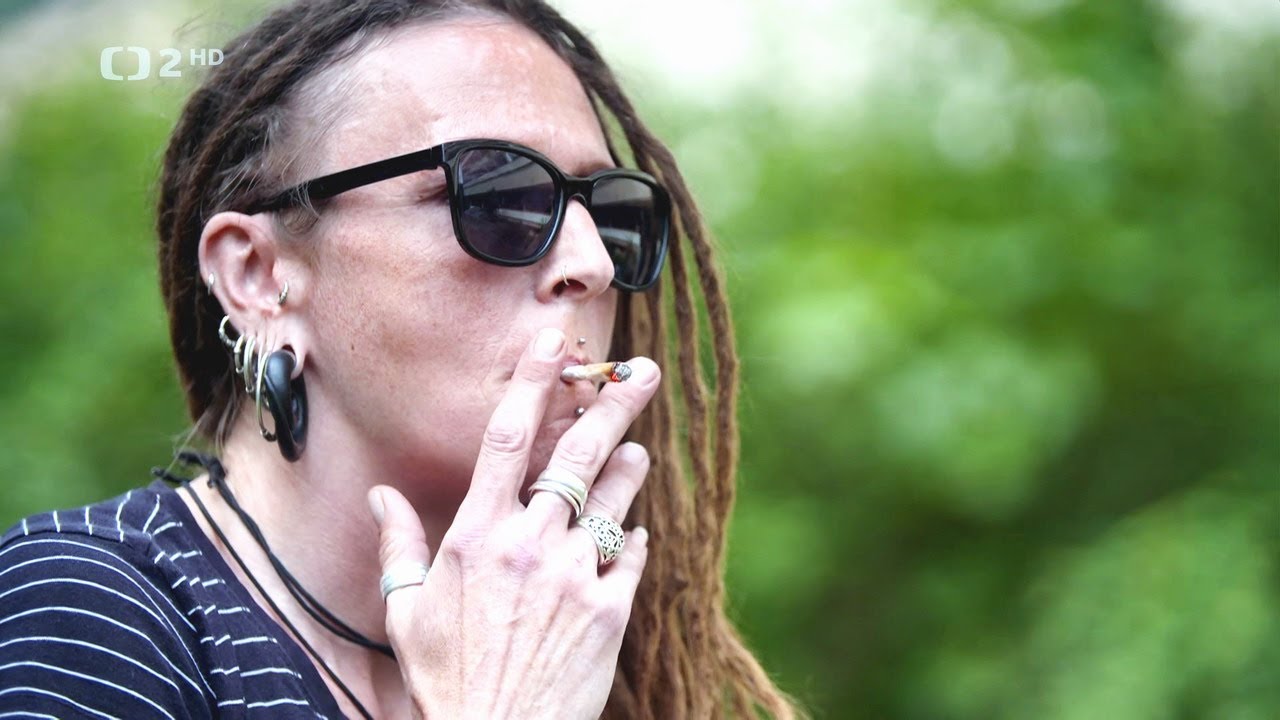 Bez léčby to jde. Může se člověk úspěšně uzdravit z drogové závislosti svépomocí? (Dokument,ČR,2025)