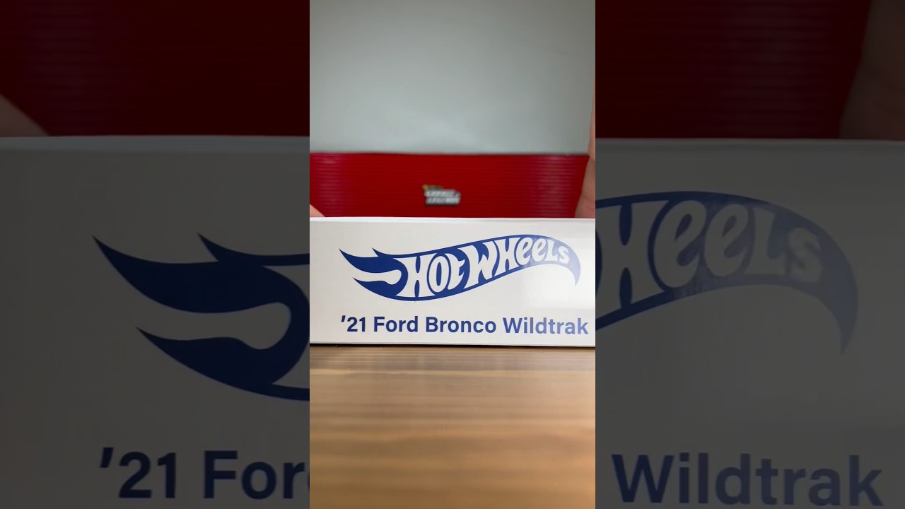 Hot Wheels 21 Ford Bronco Wildtrak with removable top and doors 