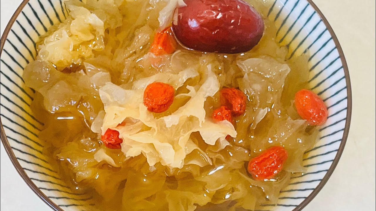 Snow fungus collagen tong sui infused with pandan flavour