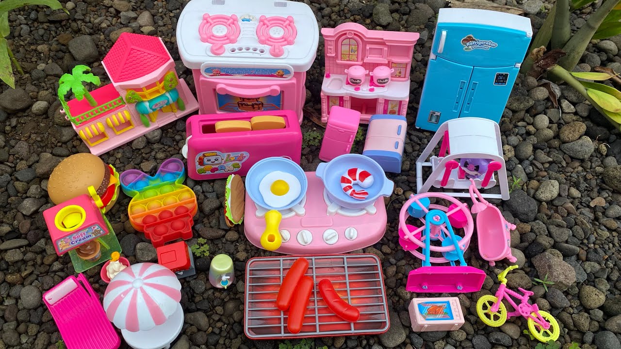 Найдите кухонные игрушки, холодильник, розовый кухонный набор, розовый домик, тостер, плиту, качели.
