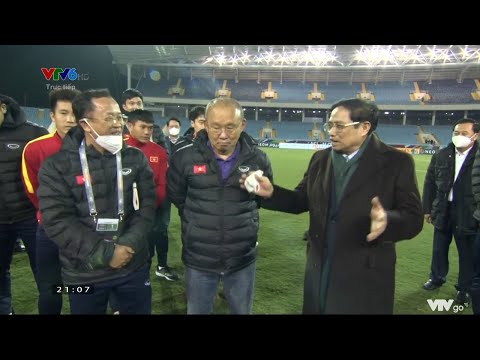 Video Thủ tướng Phạm Minh Chính xuống sân chúc mừng chiến... - youtube