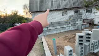 видео: Зняли опалубку з плити. Утеплили яму і продовжили стіни з шлакоблоку. картинка: Зняли опалубку з плити. Утеплили яму і продовжили стіни з шлакоблоку.